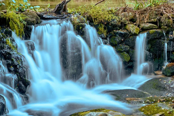 Doğal ipek şelale ve bitki örtüsü