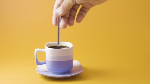 Руки Перемешивания Кофе Оранжевом Фоне — стоковое видео