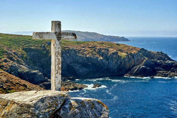 Croix Chrétienne Blanche Sommet Une Montagne Avec Mer Arrière Plan — Photo