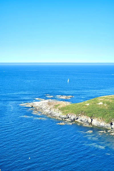 Paysage Maritime Rocheux Avec Mer Bleue Ciel Clair — Photo