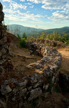 Keltlerin yaşadığı Roma öncesi taş yapılar bitki örtüsüyle çevrili.