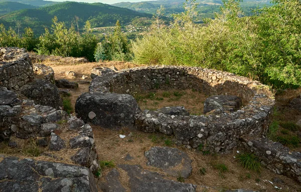 Keltlerin yaşadığı Roma öncesi taş yapılar bitki örtüsüyle çevrili.