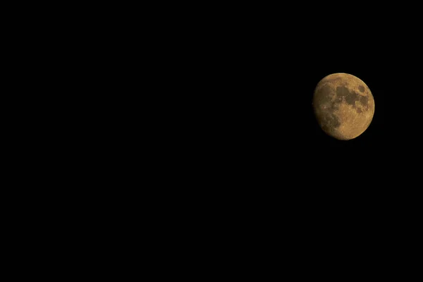 Żółty Księżyc Czarnym Niebem — Zdjęcie stockowe