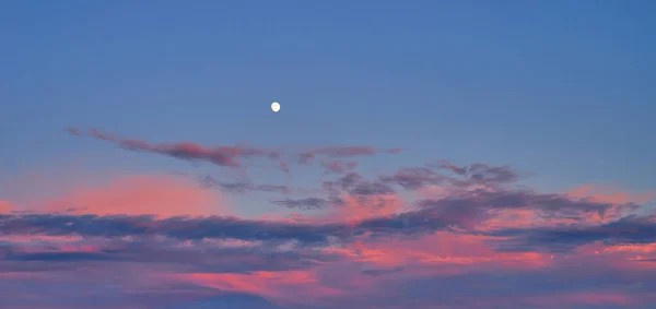 Céu Azul Com Nuvens Rosa Azul Com Lua Cheia — Fotografia de Stock