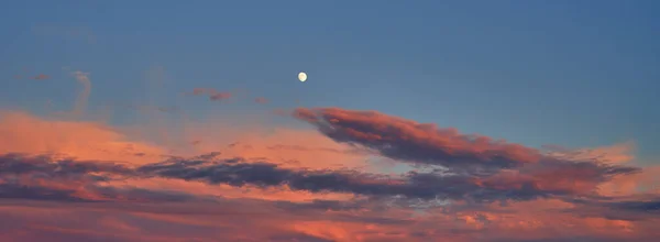 Błękitne Niebo Pomarańczowymi Niebieskimi Chmurami Pełnią Księżyca — Zdjęcie stockowe