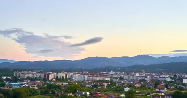 Ciudad Timelapse Atardecer Con Cielo Naranja Nubes — Vídeo de stock