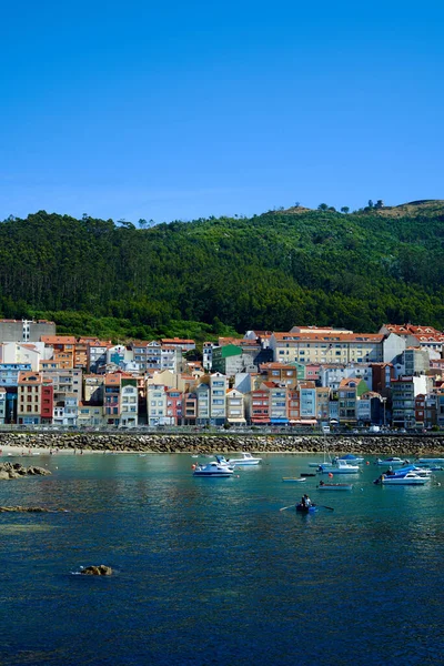 Porto Marítimo Uma Guarda Edifícios Coloridos Beira Mar Com Montanhas — Fotografia de Stock