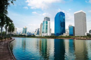 Modern iş merkezleri Bangkok twilgiht gökyüzüne, güzel su yansıma yapı yatay.
