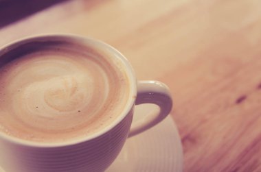 Kafedeki masada bir fincan kahve.