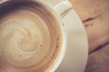 Kafedeki masada bir fincan kahve.