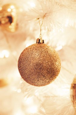 Noel süsler altın top ve ampul Noel ağacı üzerinde