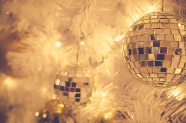 Noel süsler altın top ve ampul Noel ağacı üzerinde