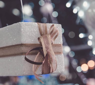 Altın şerit ve boşaltmak için tebrik ya da dilek beyaz Noel hediye kutusu