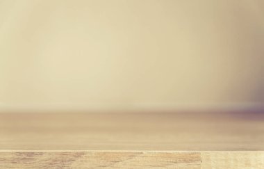 Perde arkaplan ile kapatılmış penceredeki ahşap masa