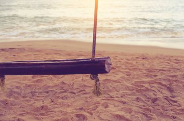 kum beah, vintage tarzı rengi kirli ipi ile eski ahşap salıncak closeup