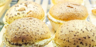 Ekmek ve bir sürü taze ekmek buns 