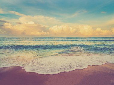 Kumlu sahilde yumuşak bir mavi okyanus dalgası. Arkaplan.