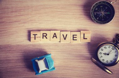 seyahat kavramı. ahşap arka plan dekorasyon ahşap küp blokta pusula, cep saati ve mini araba modeli ile yola