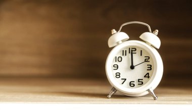 Masanın üzerindeki çalar saat. Fotoğraf retro renk resim biçimi