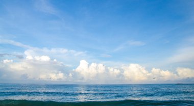 güzel gökyüzü ve mavi okyanus