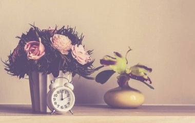 Modern saksıyı, vintage işlemi ile ahşap masa saati