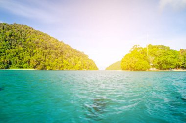 Koh surin mavi ada deniz ve kum plaj