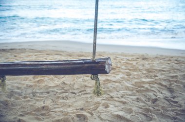 kum beah, vintage tarzı rengi kirli ipi ile eski ahşap salıncak closeup