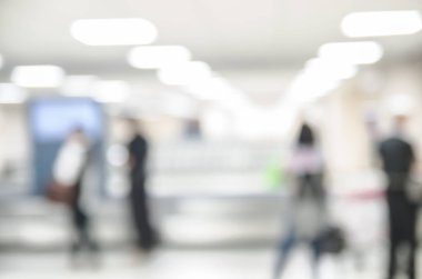 İnsanlar veya yolcu havaalanında terminal gezisi veya seyahat bulanık 