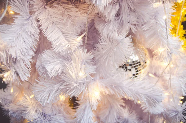 ゴールデン ボール飾り装飾ツリー バナー テキストまたは挨拶の Copyspace と白のクリスマス ツリー — ストック写真
