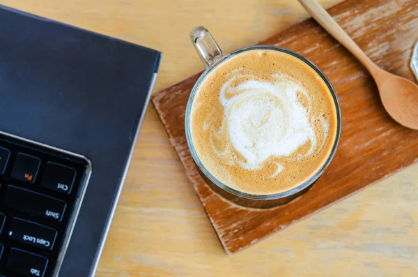 Kaffeetasse Auf Holztisch Mit Laborfläche — Stockfoto