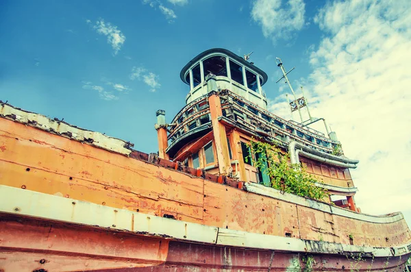 mavi gökyüzü ve bulut üzerinde eski ahşap balıkçı tekneleri