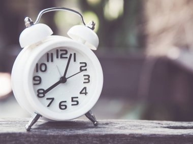 Masanın üzerindeki çalar saat. Fotoğraf retro renk resim biçimi