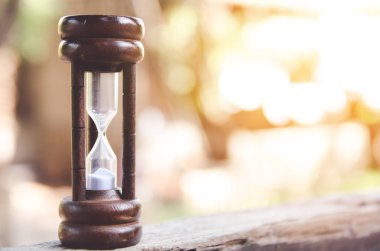 Kum saati zaman geçen kavramı iş son tarih, aciliyet ve zamanın dışında çalışan