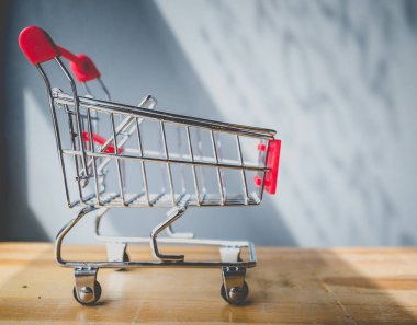 ahşap masa üzerinde Alışveriş sepeti yan görünümü, alışveriş konsepti