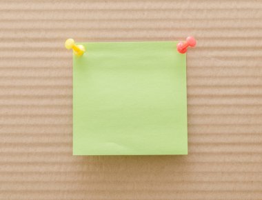 ahşap bir tahta ya da duvara çivilenmiş boş hatırlatma notu