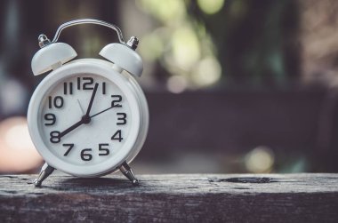 Masanın üzerindeki çalar saat. Fotoğraf retro renk resim biçimi