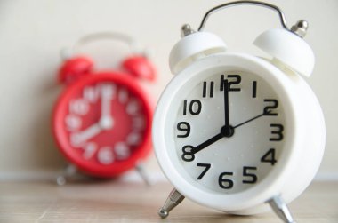 Masanın üzerindeki çalar saat. Fotoğraf retro renk resim biçimi