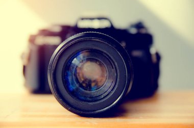 Ahşap masa üzerinde Retro kamera (kamera, vintage)