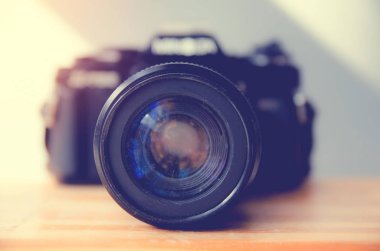 Ahşap masa üzerinde Retro kamera (kamera, vintage)