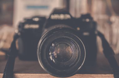 Ahşap masa üzerinde Retro kamera (kamera, vintage)