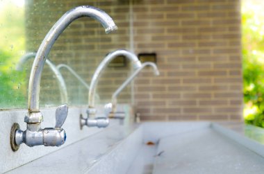 Bahçede eski musluk su sızıntısı