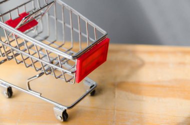 ahşap masa üzerinde Alışveriş sepeti yan görünümü, alışveriş konsepti
