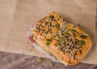 Tahtada taze ekmek ve buğday