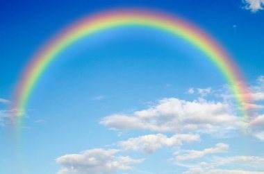 mavi bir gökyüzü gökkuşağı arka plan (bulutlar) .