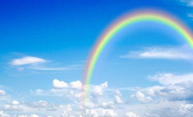 mavi bir gökyüzü gökkuşağı arka plan (bulutlar) .