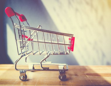ahşap masa üzerinde Alışveriş sepeti yan görünümü, alışveriş konsepti