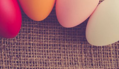 Bulanık yeşil arka plan karşı çim Paskalya yumurtaları. Bahar tatili konsepti