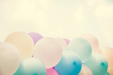 pembe balonlar arka plan üzerinde pastel bulut