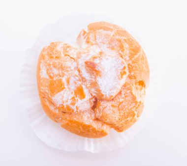 Kafede beyaz masa üzerine Pasta krema ile doldurulmuş profiterol 