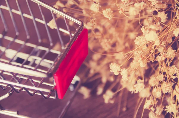 木製テーブル上のショッピングカートの側面図 ショッピングコンセプト — ストック写真